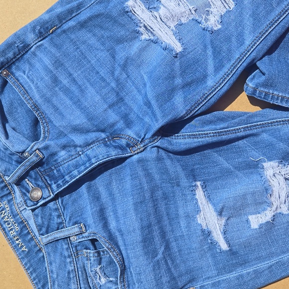 American Eagle Distressed Jean Tom Girl Button Fly - Picture 1 of 13